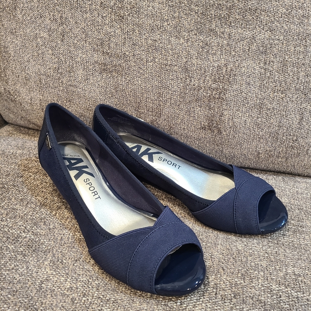 Anne Klein

Memory Sport Peep Toe Wedges